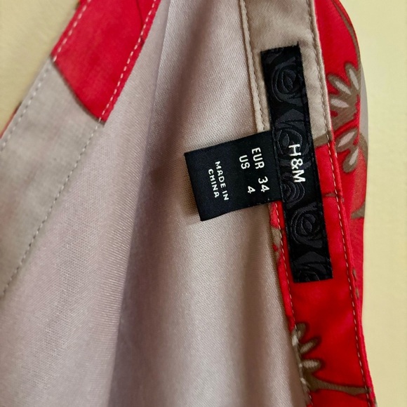 H&M| Vibrant Red & Tan Floral A-Line Midi Lined Silky Skirt Sz 4 - Picture 4 of 5